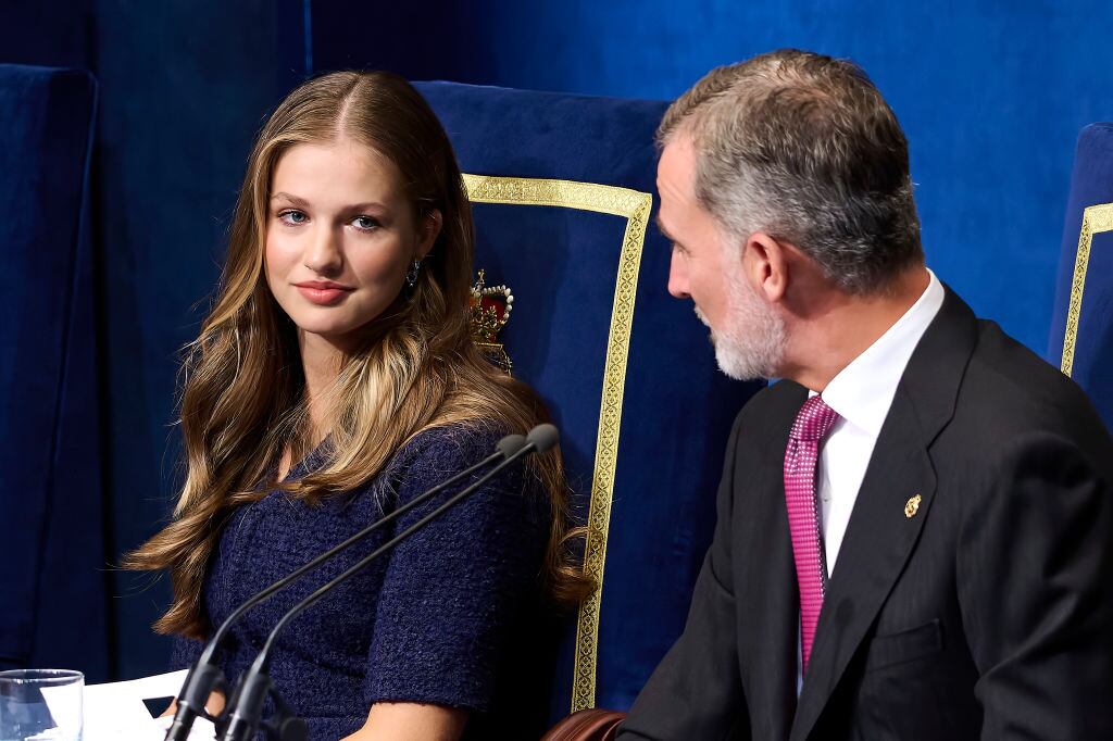 La princesa Leonor, junto a su padre, Felipe VI.
