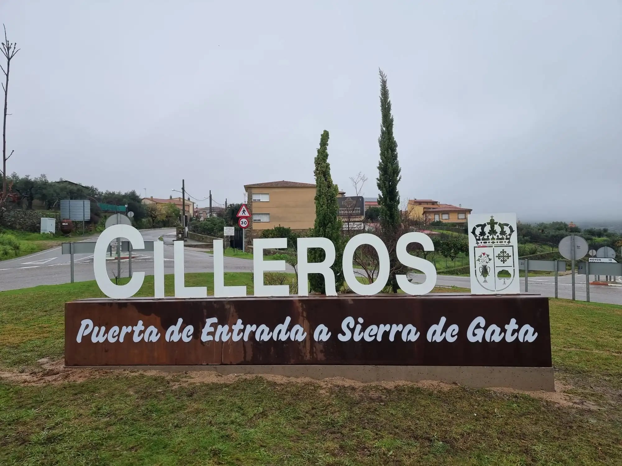 Entrada a la población de Cilleros