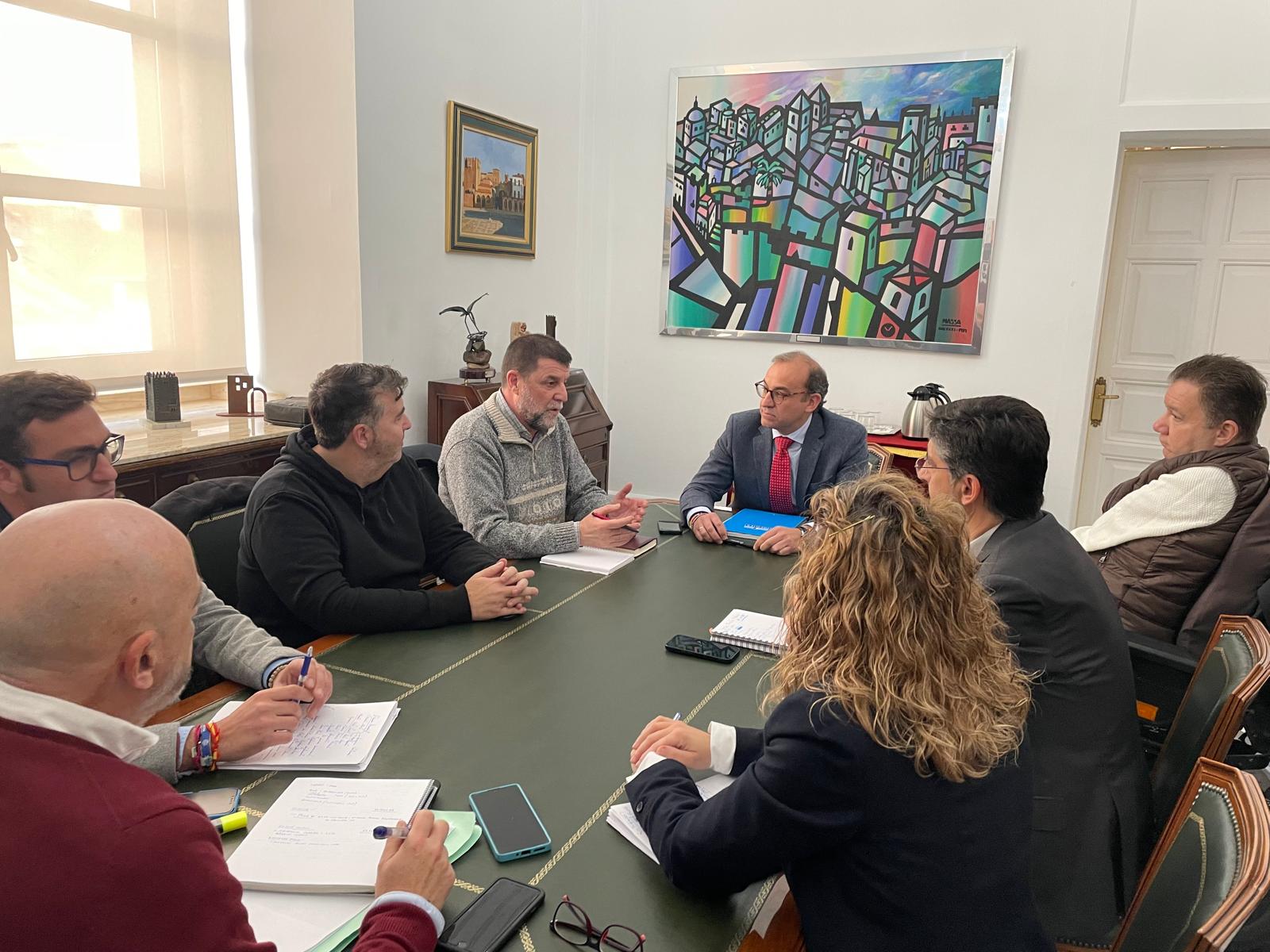 El alcalde de Cáceres, Rafa Mateos, y varios concejales del ayuntamiento, durante una reunión con miembros de la Federación Distrito Norte.