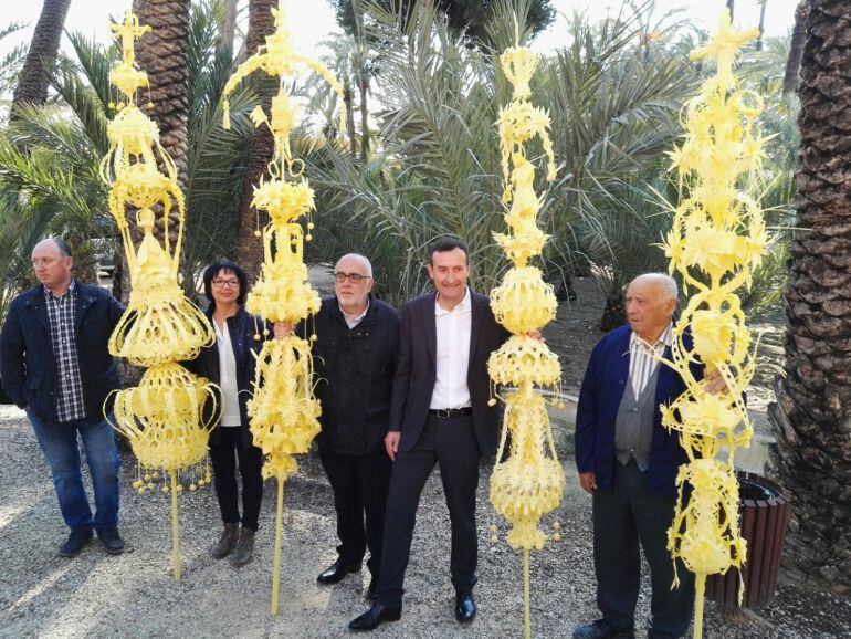 Palmas blancas para las autoridades