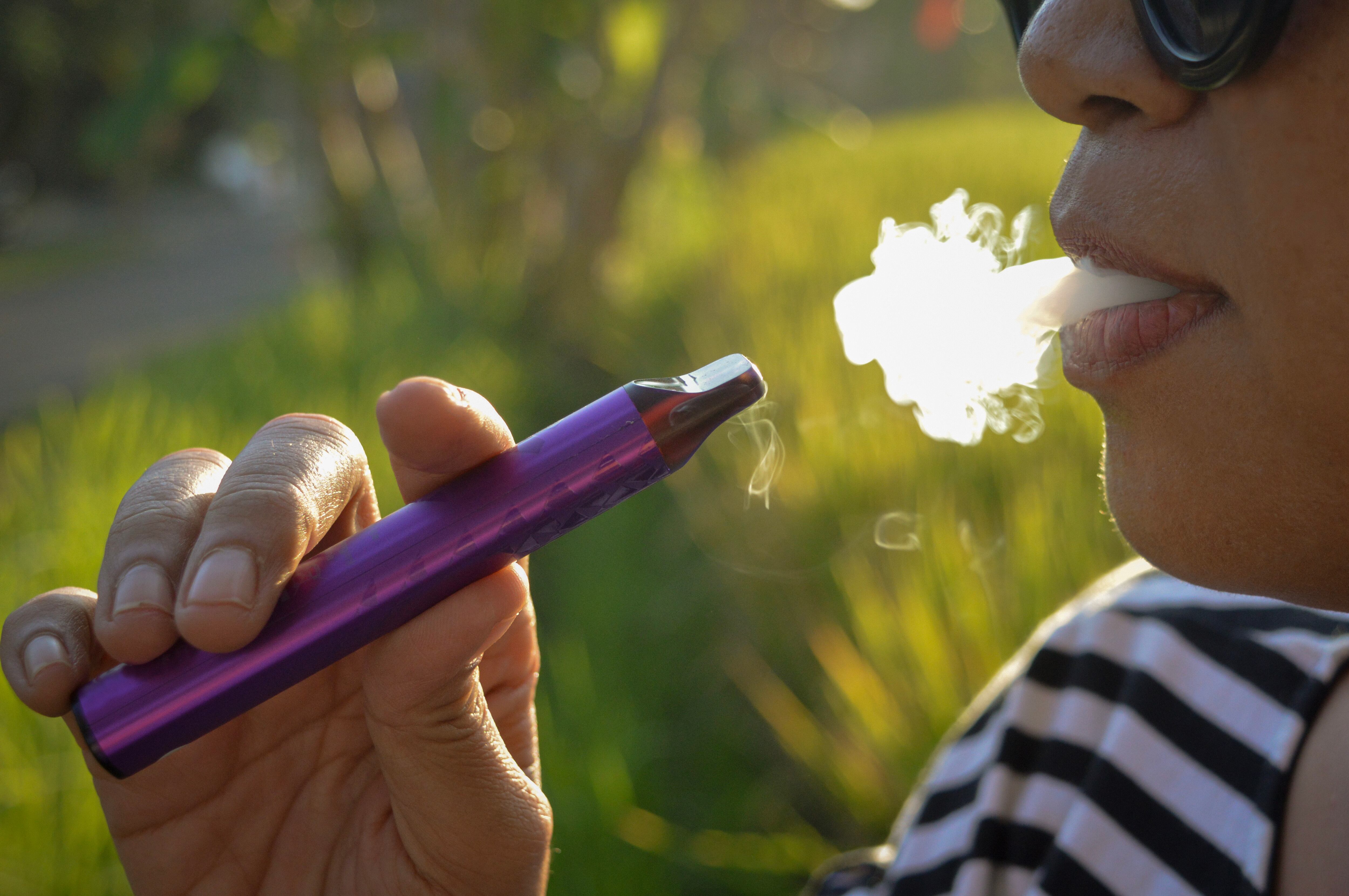 vaporizer device that simulates tobacco smoking