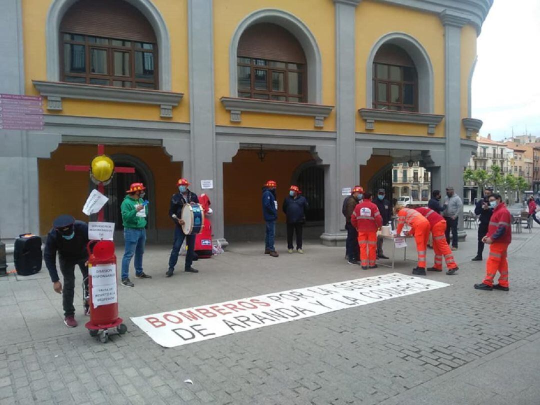 Los bomberos recogían firmas este lunes frente al consistorio