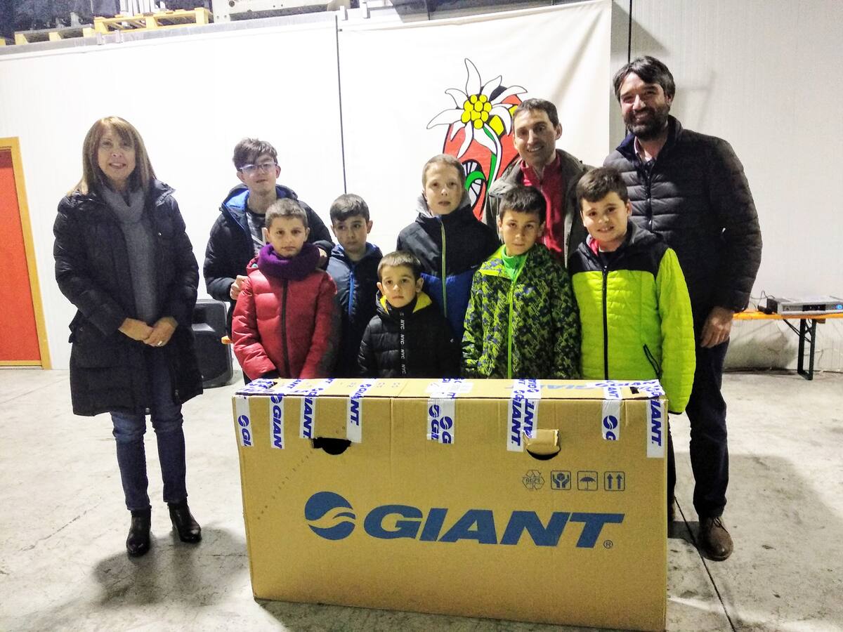 Los voluntarios de la Quebrantahuesos son informados de las nuevas normativas