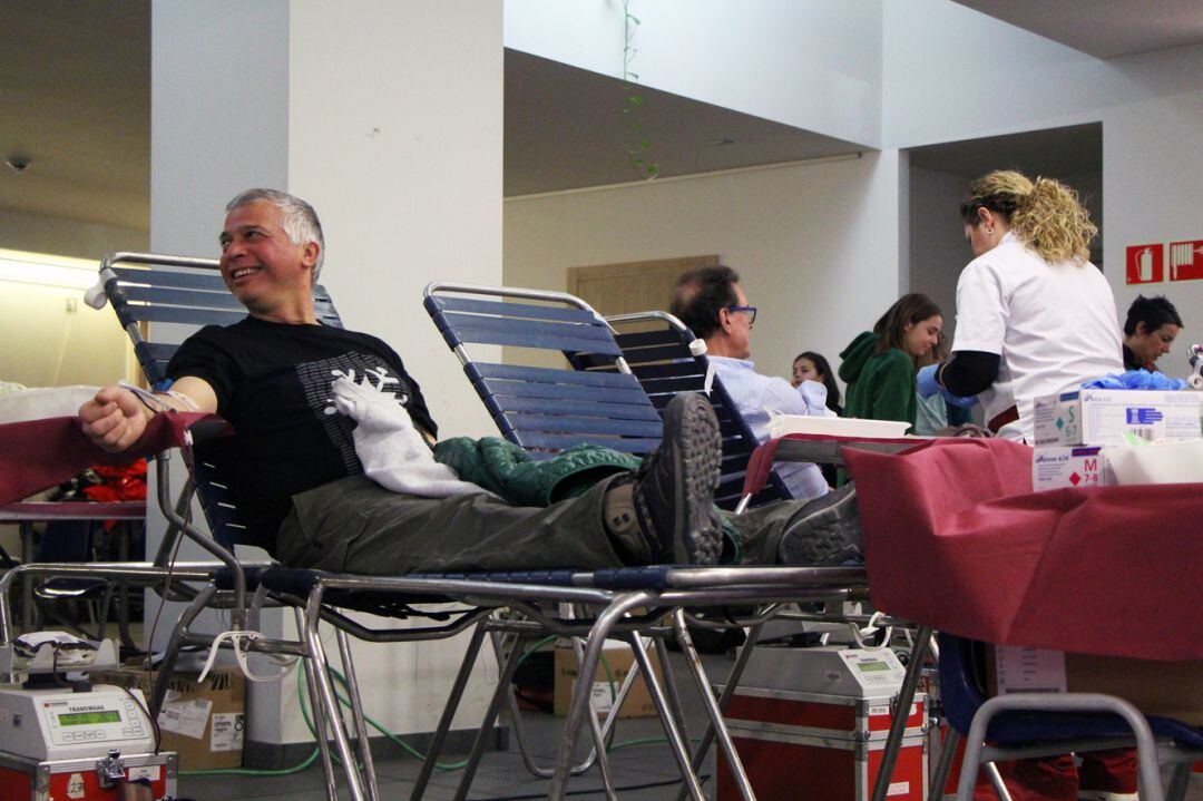 Ciutadans participant a la campanya de donació de sang organitzada pels alumnes de segona ensenyança de l'Escola Andorrana.