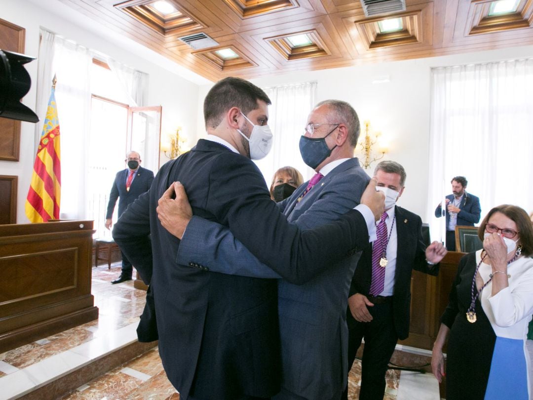 José Manuel Prieto y Ferran Martínez tras conocerse la dimisión del concejal de Comercio