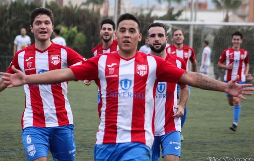 Gastón celebrando un gol