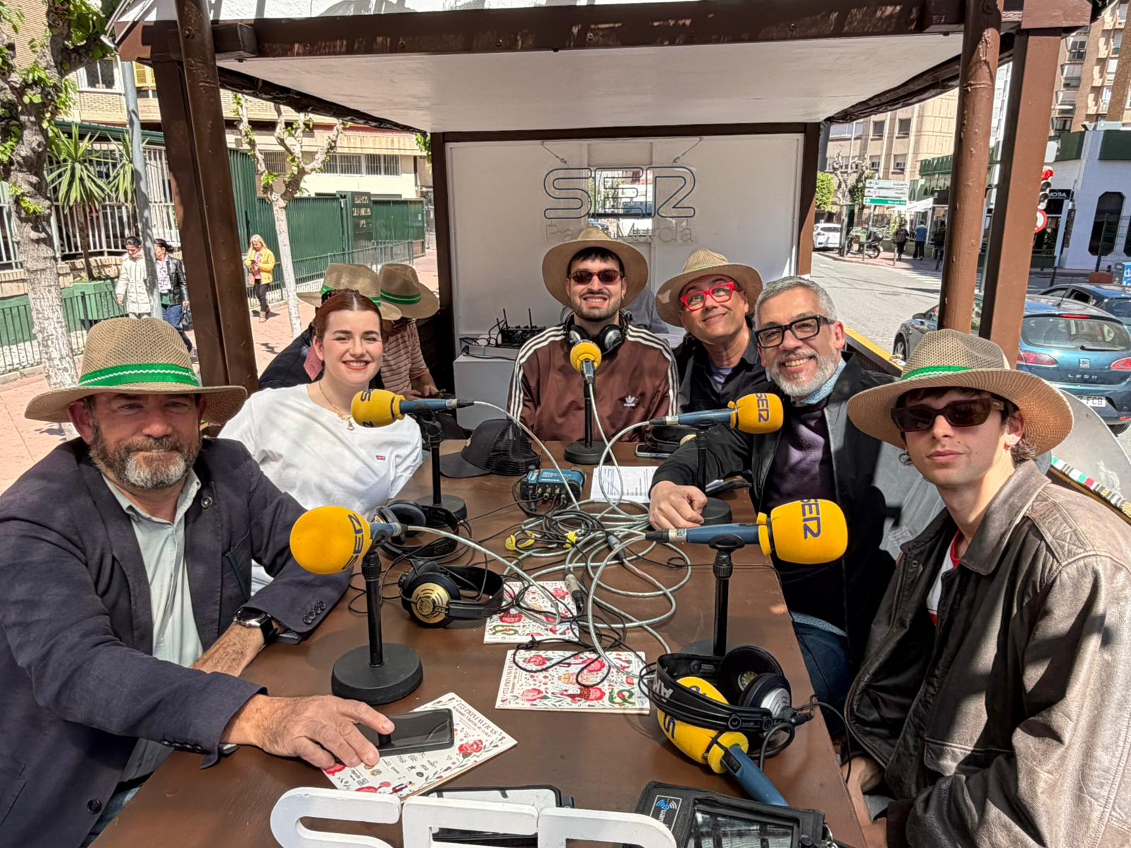 Hoy por Hoy Murcia desde la carroza huertana de la Federación de Peñas Huertanas de la Región de Murcia: de izquierda a derecha, Eduardo González, Matilde Carrasco, Félix Esteban, Joaquín Guillén, Paco Sánchez y Dani Sabater.