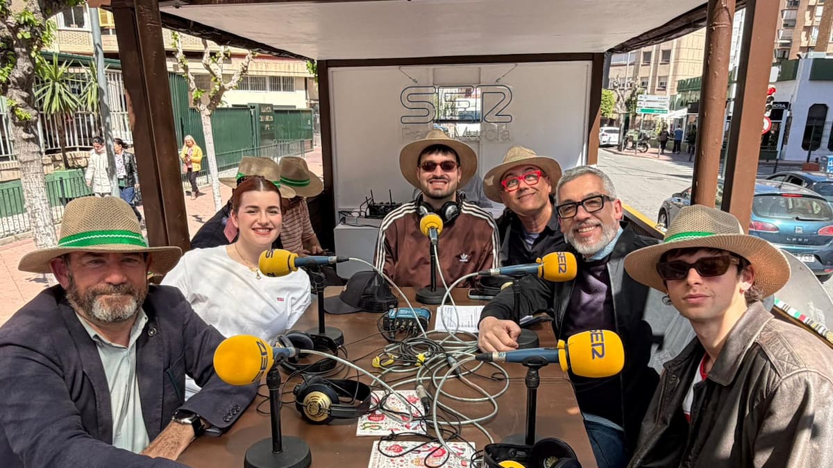 La carroza de Radio Murcia convierte la calle en el mejor estudio para un Hoy por Hoy muy huertano