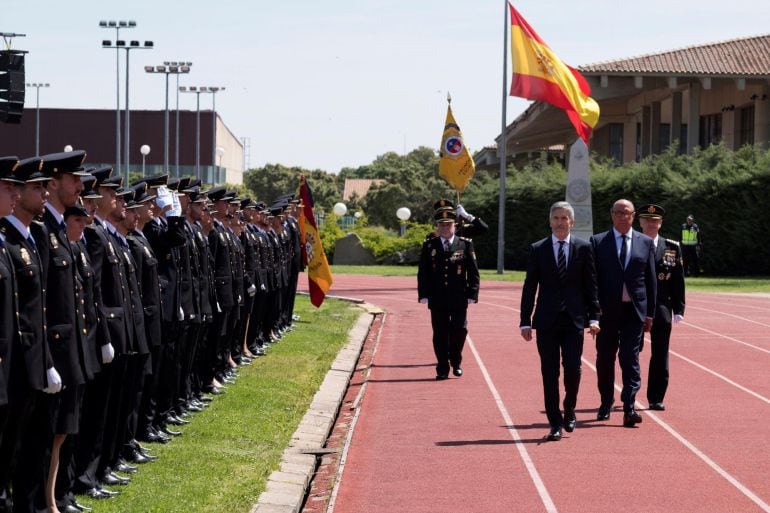 El ministro del Interior, Fernando Grande-Marlaska (3d), acompañado por el director general de la Policía, Germán López (2d), durante el acto de jura del cargo de la XXXII Promoción de la Escala Básica de la Policía Nacional 