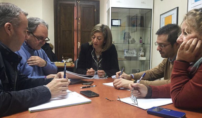 El equipo técnico y administrativo de la Concejalía de Promoción Local del Ayuntamiento de Andújar, reunido el pasado 17 para empezar a planificar la 15ª edición de Anducab 2018