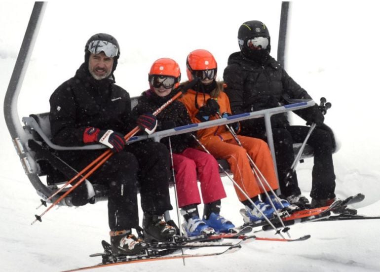 Los Reyes Felipe y Letizia, junto a sus hijas, durante una visita a Astún en 2017 