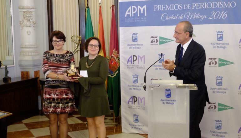 Esther Luque e Isabel Ladrón de Guevara con el premio y junto al alcalde de Málaga, Francisco de la Torre