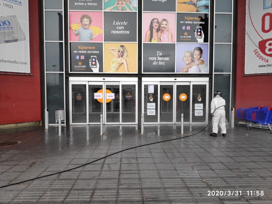 Los bomberos realizan labores de desinfección en diferentes lugares de la capital.