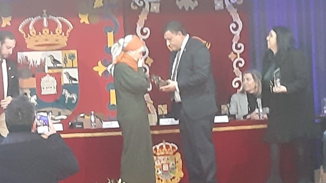 El presidente de la Diputación le entrega en Premio Ella 2024