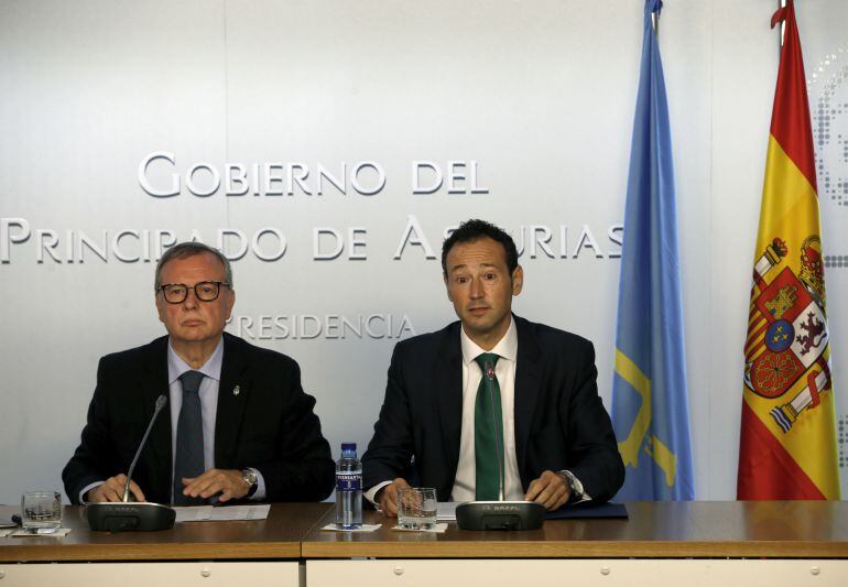 Rueda de prensa posterior a la reunión del Consejo de Gobierno con el consejero de Presidencia, Guillermo Martínez (derch.) y Francisco del Busto, consejero de Sanidad (izq.)