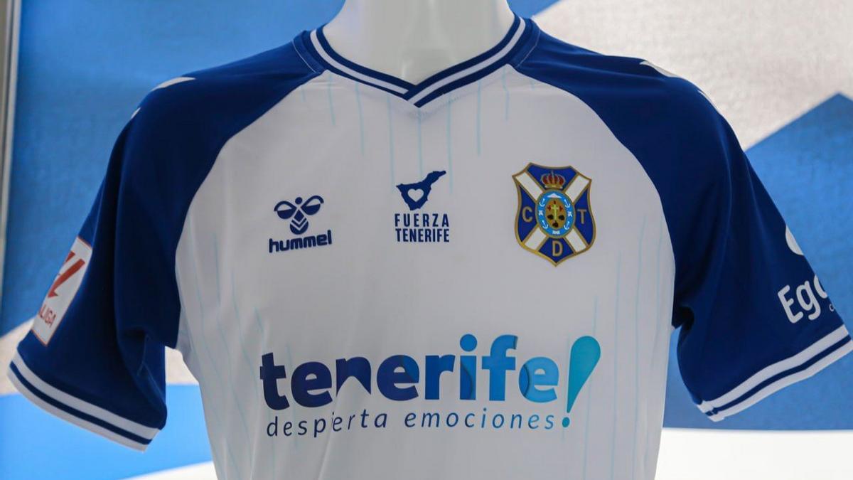 &quot;Fuerza Tenerife&quot;, se puede leer en la camiseta, en apoyo a la isla por el gran incendio