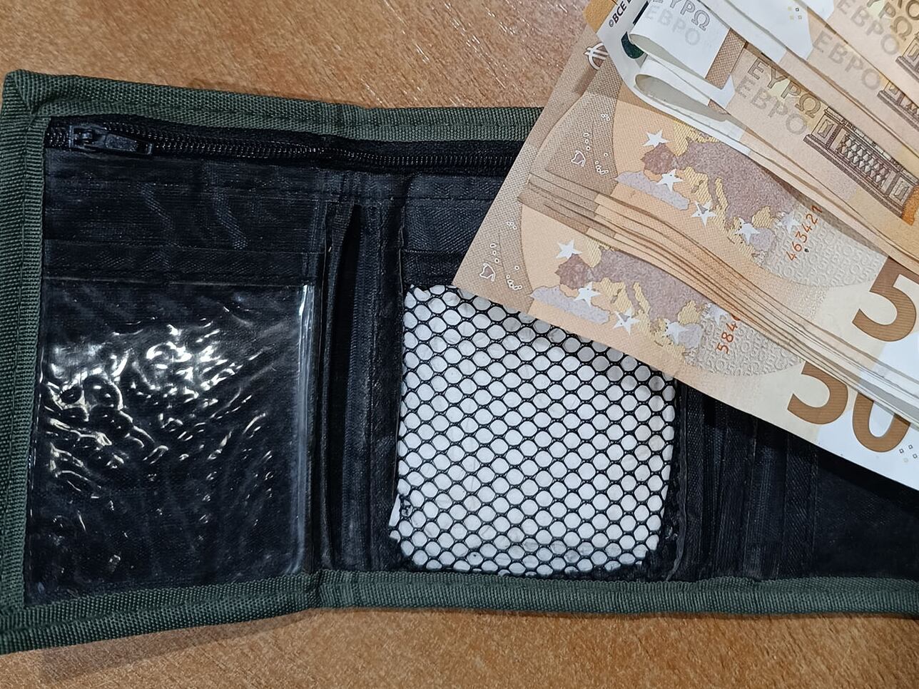 Imagen de archivo de una cartera con dinero