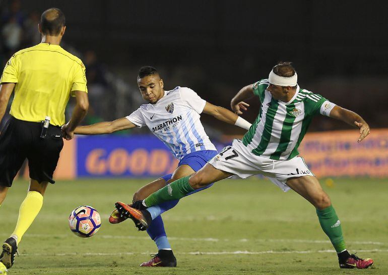 El centrocampista del Betis, Joaquín, disputa el balón con el delantero marroquí del Málaga, Youssef En-Nesyri.