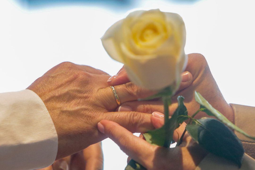 Una pareja se coloca las alianzas en la celebración de su boda