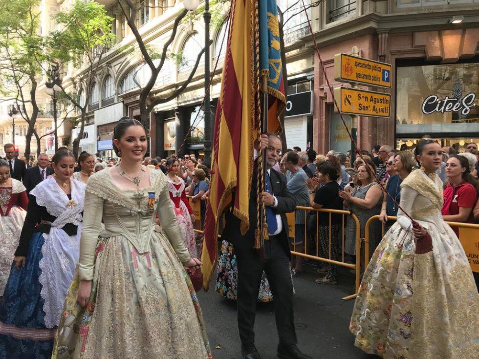 Las Falleras Mayores de València también han participado en la procesión cívica, portando una Senyera