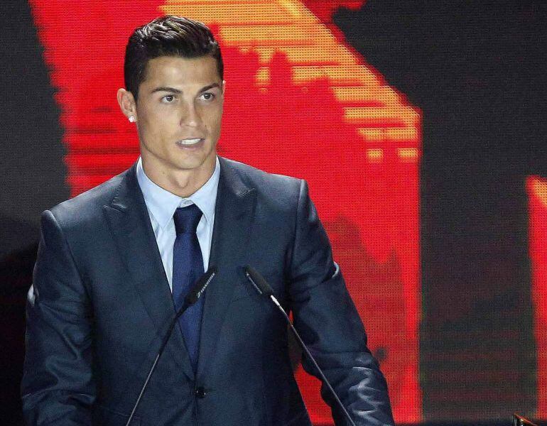 GRA474. MADRID, 27/10/2014.- Imagen cedida por la Liga de Futbol Profesional, de Cristiano Ronaldo, delantero portugués del Real Madrid, tras recibir uno de los galardones que le ha concedido la LFP, durante la entrega de premios celebrada en el auditorio
