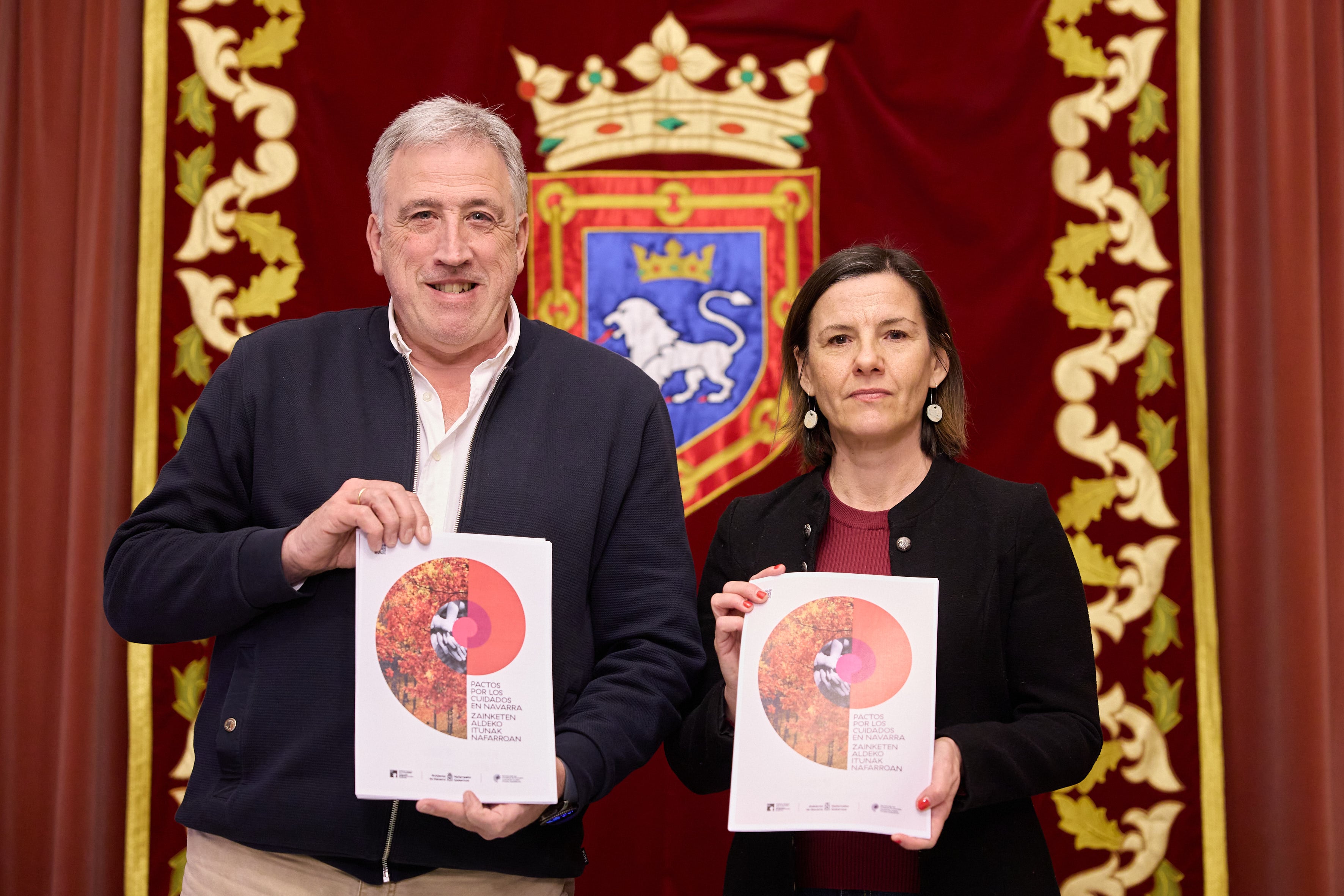 Joseba Asiron, alcalde de Pamplona, y Patricia Abad, directora del INAI, en la firma del Pacto local de los Cuidados de Pamplona.