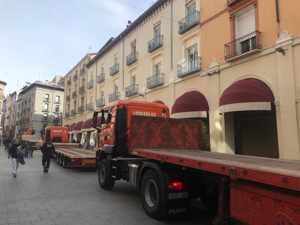 Grandes camiones sobre los que se ha montado la grúa