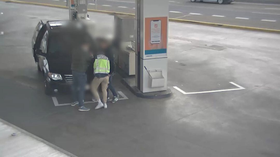 Imagen del momento en el que eran detenidas dos personas e incautados 51 kilos de heroína en una gasolinera de Fuenlabrada. Los hechos ocurrieron el pasado mes de diciembre.