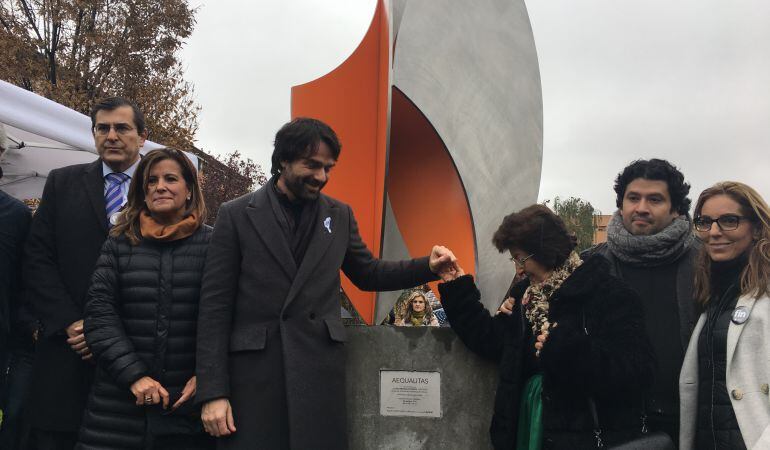 La concejal de Igualdad, Mónica Sánchez, el autor de la escultura, David Rodríguez Caballero y la madre y el hermano de Liliana Monsalve, asesinada por su pareja