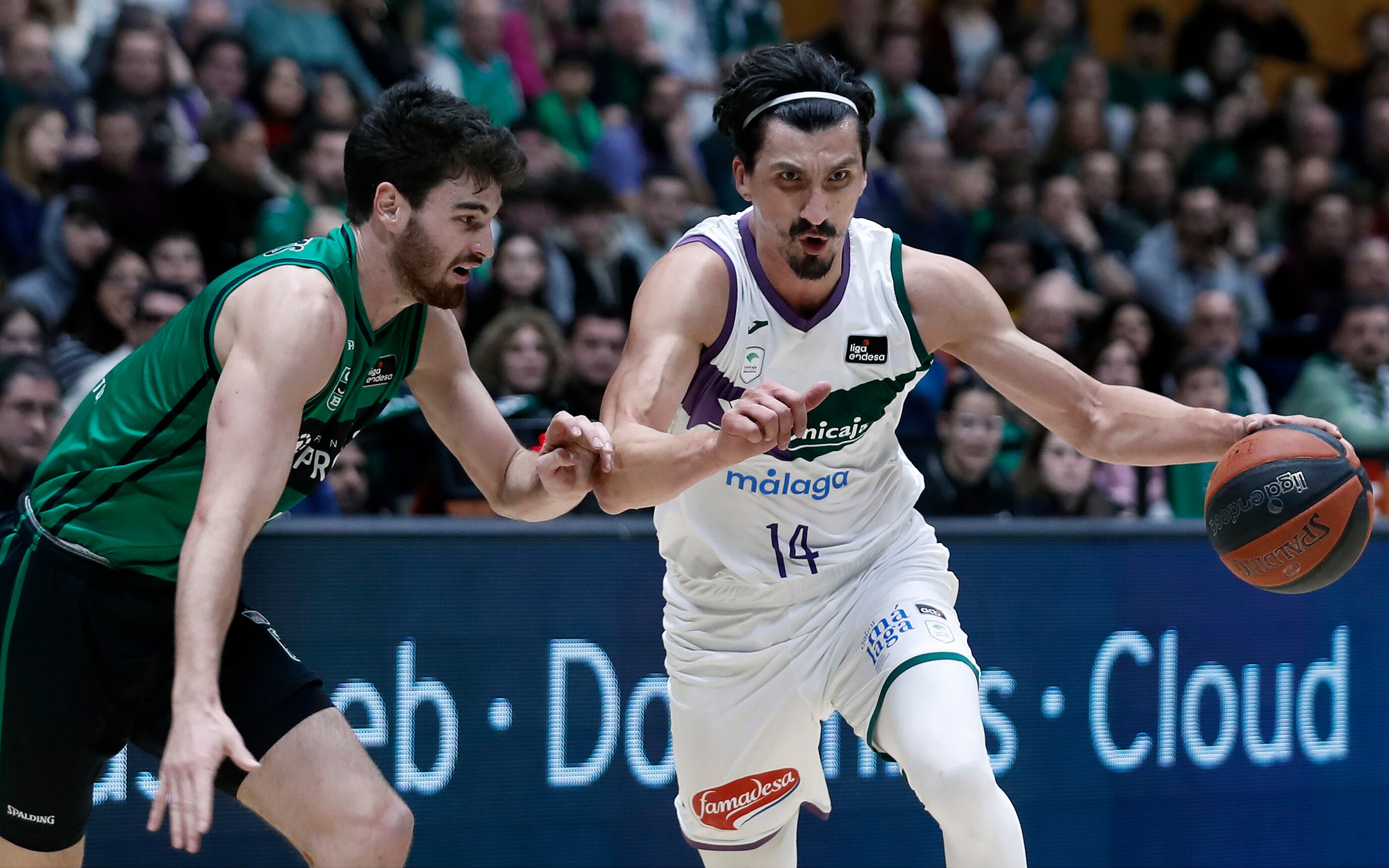 BADALONA (BARCELONA), 20/01/2024.- Dedovic (d), alero del Unicaja de Málaga, intenta avanzar ante la presencia de Busquets (i), escolta del Joventut Badalona, durante el partido de la Liga Endesa de basket jugado esta noche en el Pabellón Olímpico de Badalona. EFE/ Andreu Dalmau