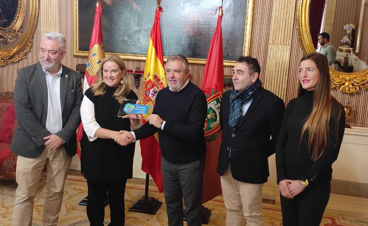 En el centro, Cristina Ayala, alcaldesa de Burgos, recibiendo el Sello de Turismo Familiar de manos de Alberto Sanvicens. / Foto: Radio Castilla