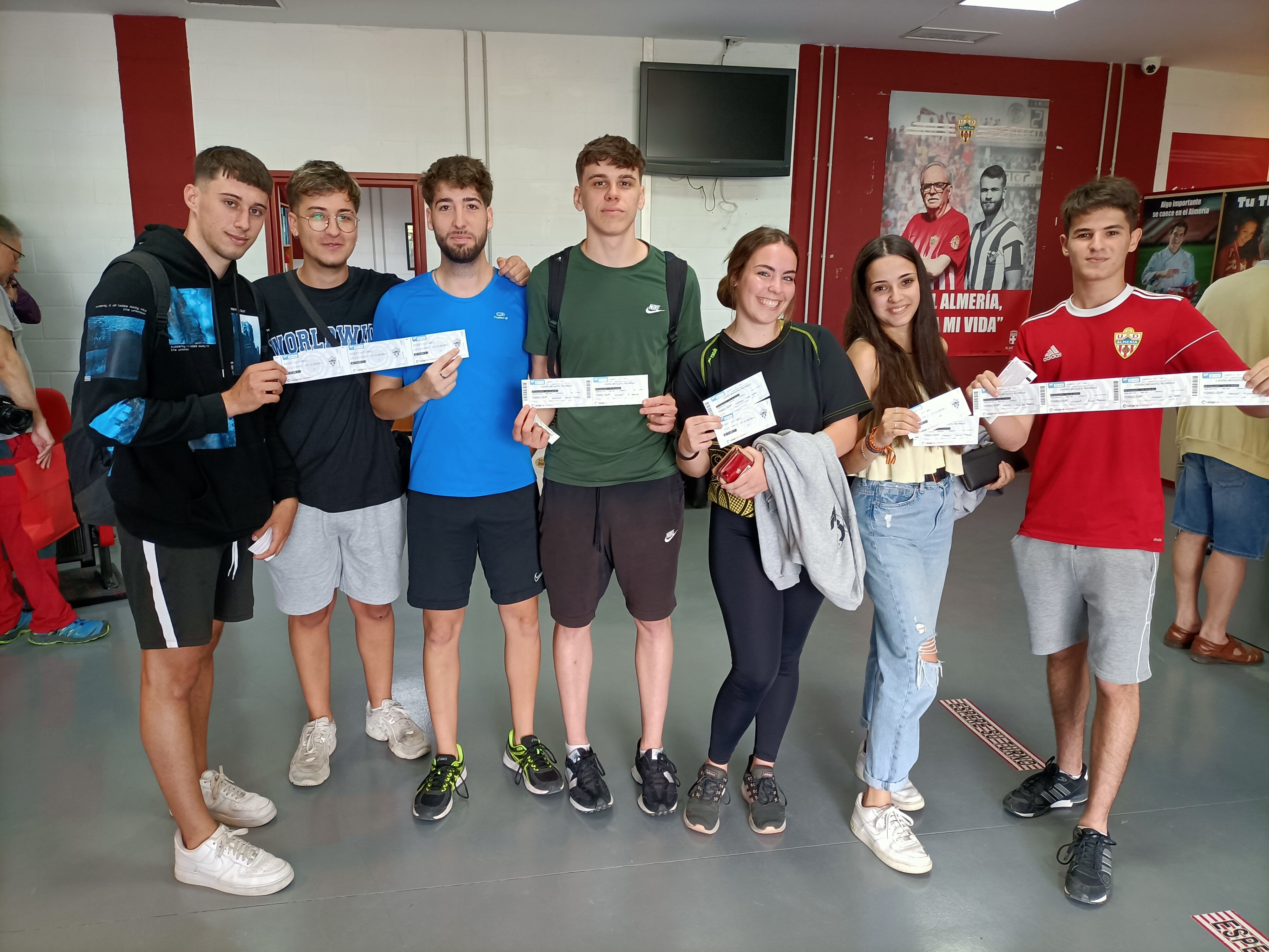 Un grupo de jóvenes aficionados con las entradas para Butarque.