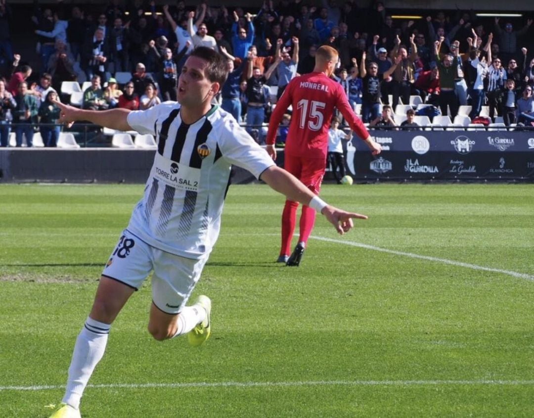 El delantero del C.D.Castellón, Juanto Ortuño, celebra su primero gol como albinegro