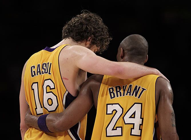 Gasol y Kobe Bryant se abrazan después de la victoria