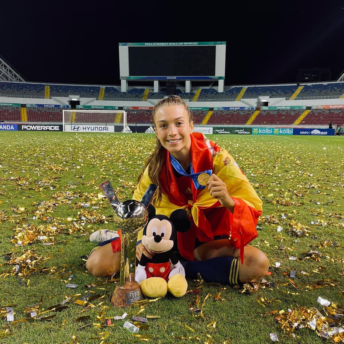 Silvia Lloris posando con el trofeo del Mundial sub-20