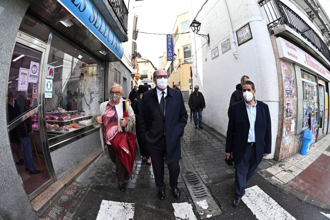 El candidato socialista a la presidencia de la Comunidad de Madrid, Ángel Gabilondo (c) recorre las calles de Arganda del Rey