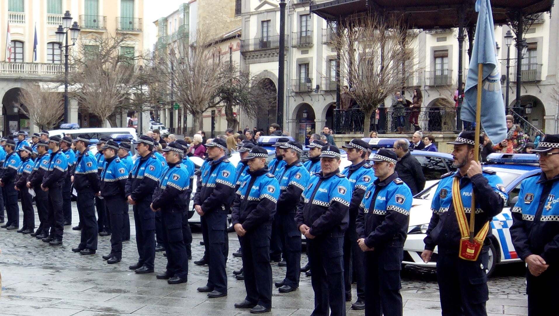 Este año, sólo acudirán en uniforme los agentes que vayan a recibir una felicitación o medalla. En la imagen, día de la Fiesta Patronal del Cuerpo en una celebración pasada. Fuente: Wikipedia. Autor: Benjamín Núñez González