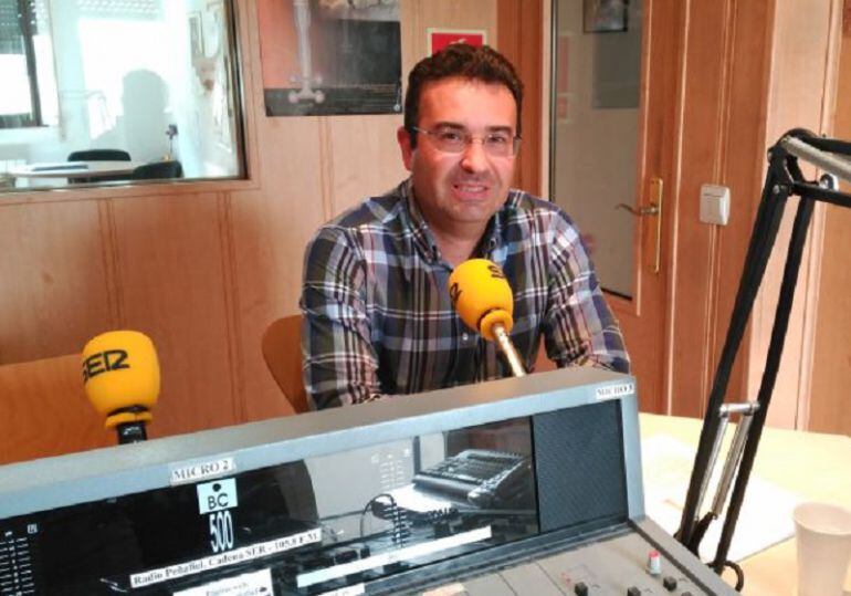 El acalde de Peñafiel, Roberto Díez, en los estudios de Radio Peñafiel.