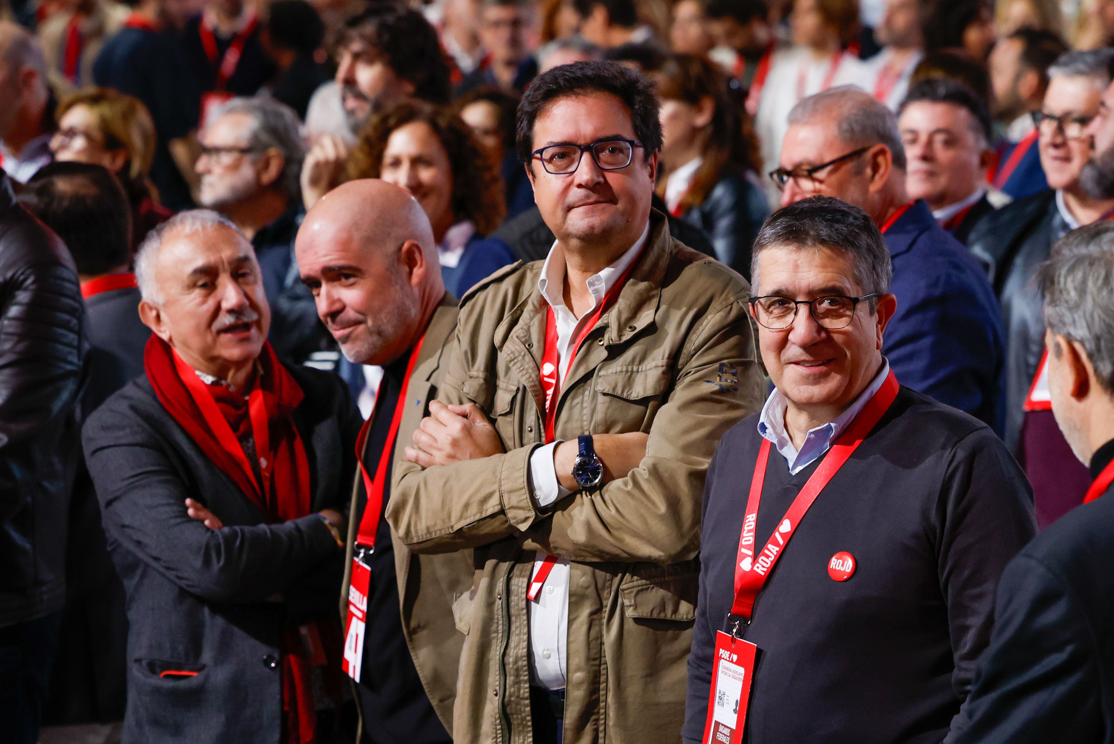 El ministro para la Transformación Digital y de la Función Pública, Óscar López (2d), el secretario de Política Federal del PSOE, Patxi López (d), y los secretarios de CCOO, Unai Sordo (2i), y de UGT, Pepe Álvarez, en el 41 Congreso Federal del PSOE en Sevilla este sábado.