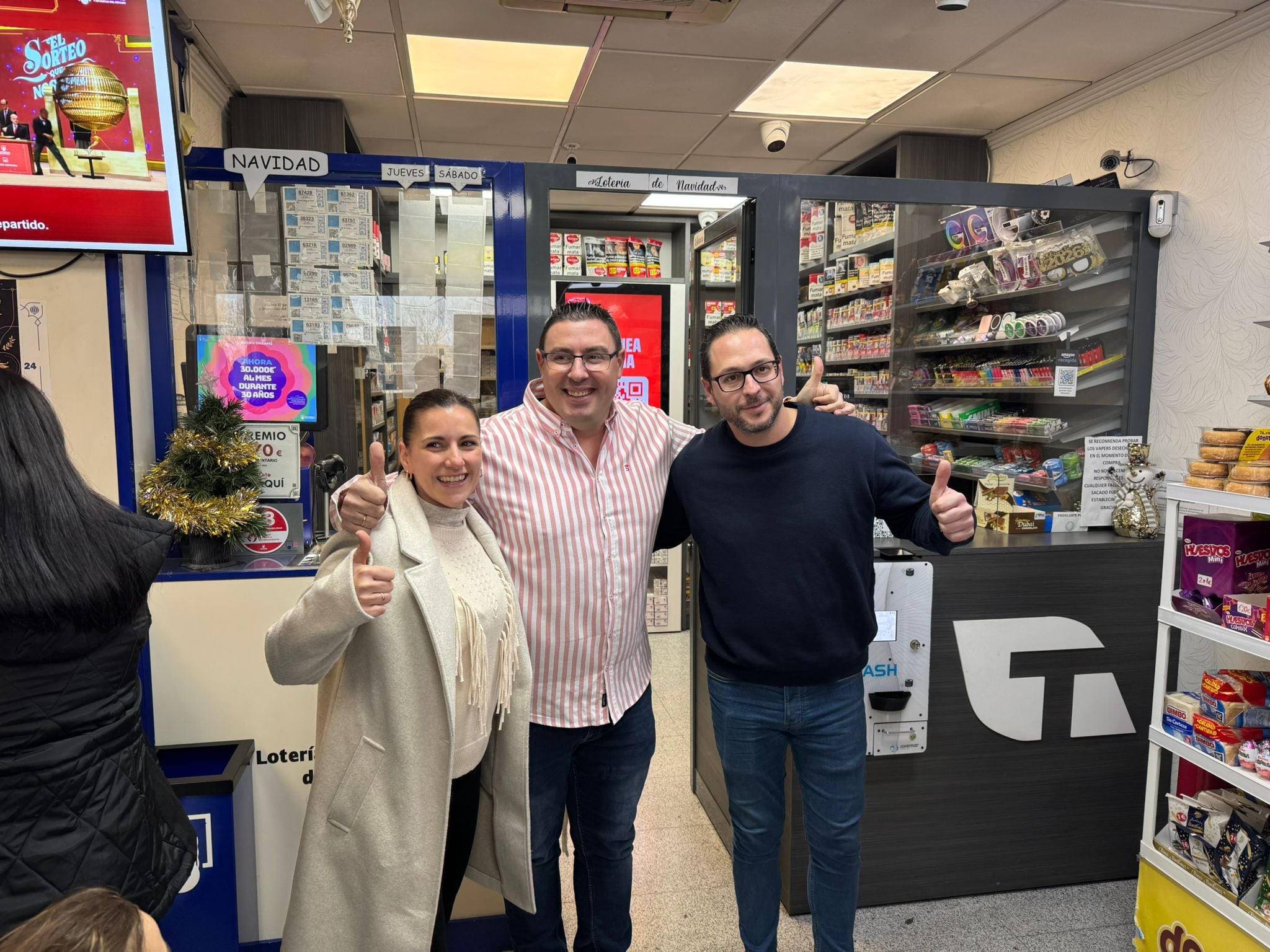 Un concejal de Toledo reparte parte del Tercer Premio de la Lotería de Navidad