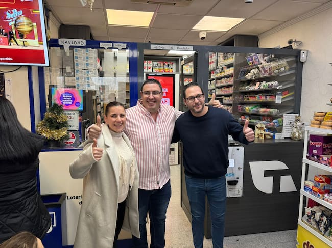 Un concejal de Toledo reparte parte del Tercer Premio de la Lotería de Navidad