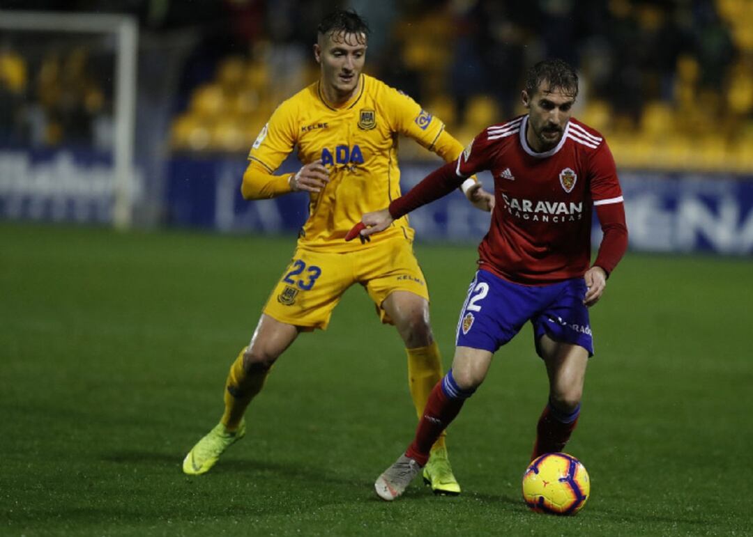 Alberto Benito controla un balón ante la marca de Borja Galán (Alcorcón)