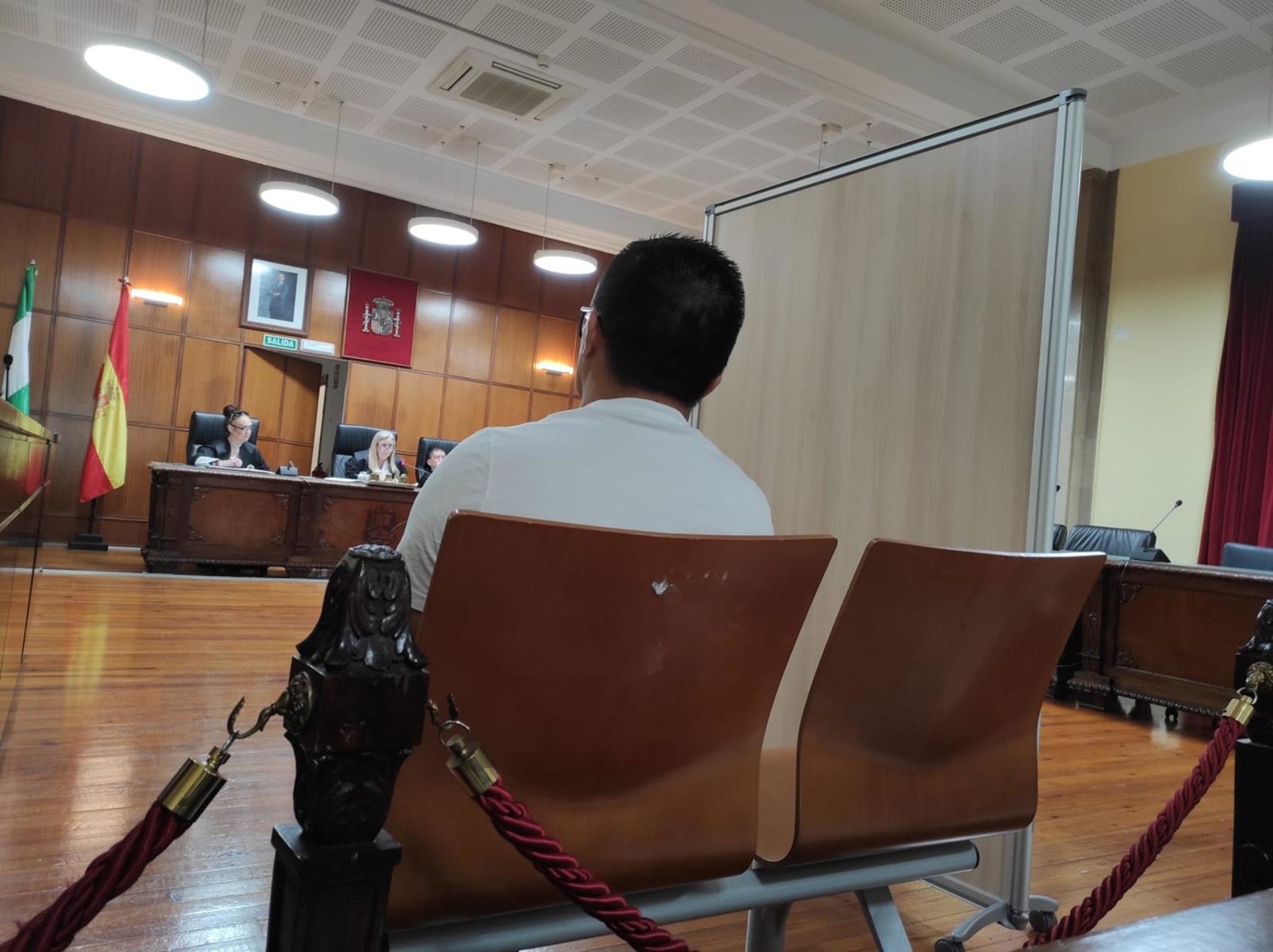 Foto del hombre acusado durante el juicio.