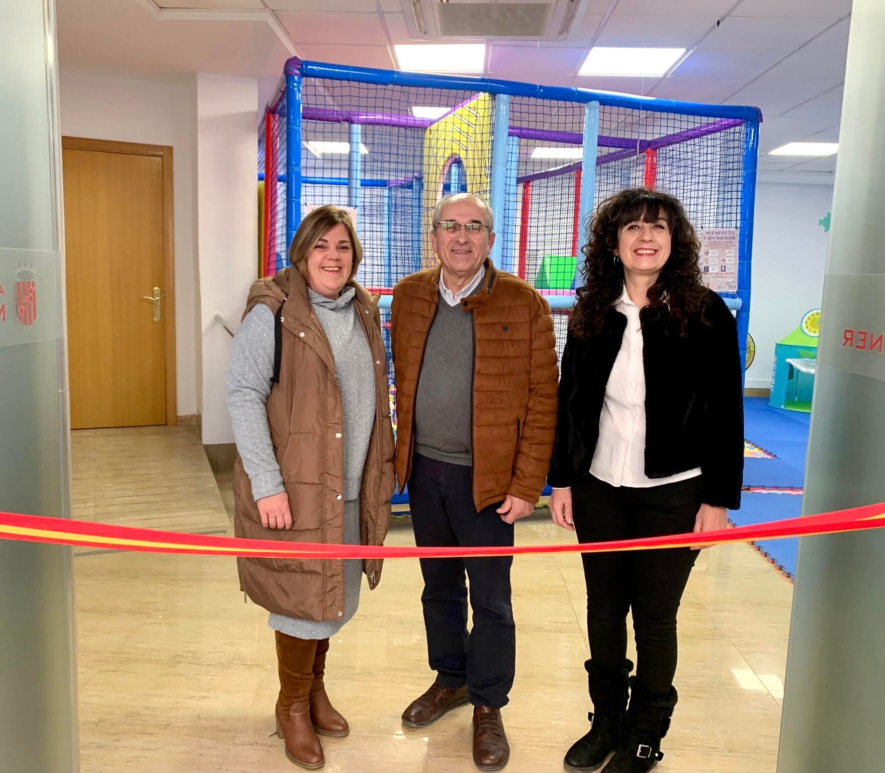 Moment en que Jorge Boluda inaugura el centre d'oci de Montaverner