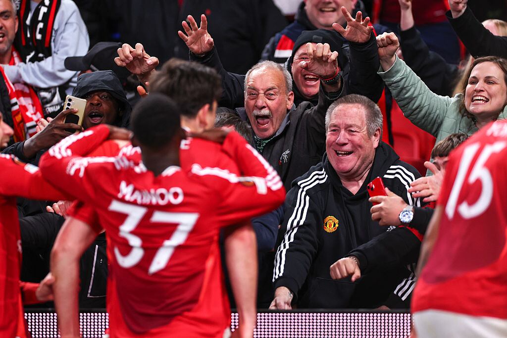 Harry Maguire y jugadores del Manchester United tras el gol de la victoria en los cuartos de final de la Europa League ante el Olympique de Lyon.