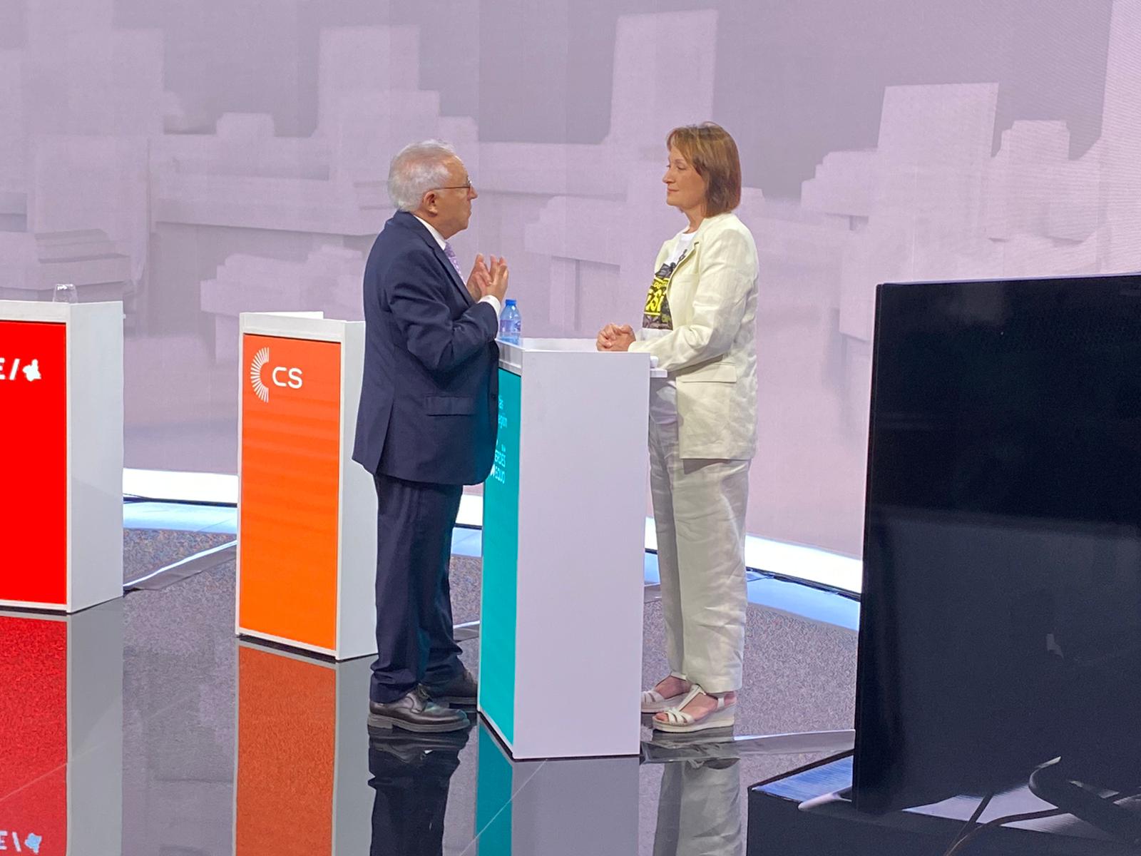 El presidente del Colegio de Periodistas, Arturo Andreu, conversa con María Marín, candidata de Podemos, ante su negativa a abandonar el debate electoral