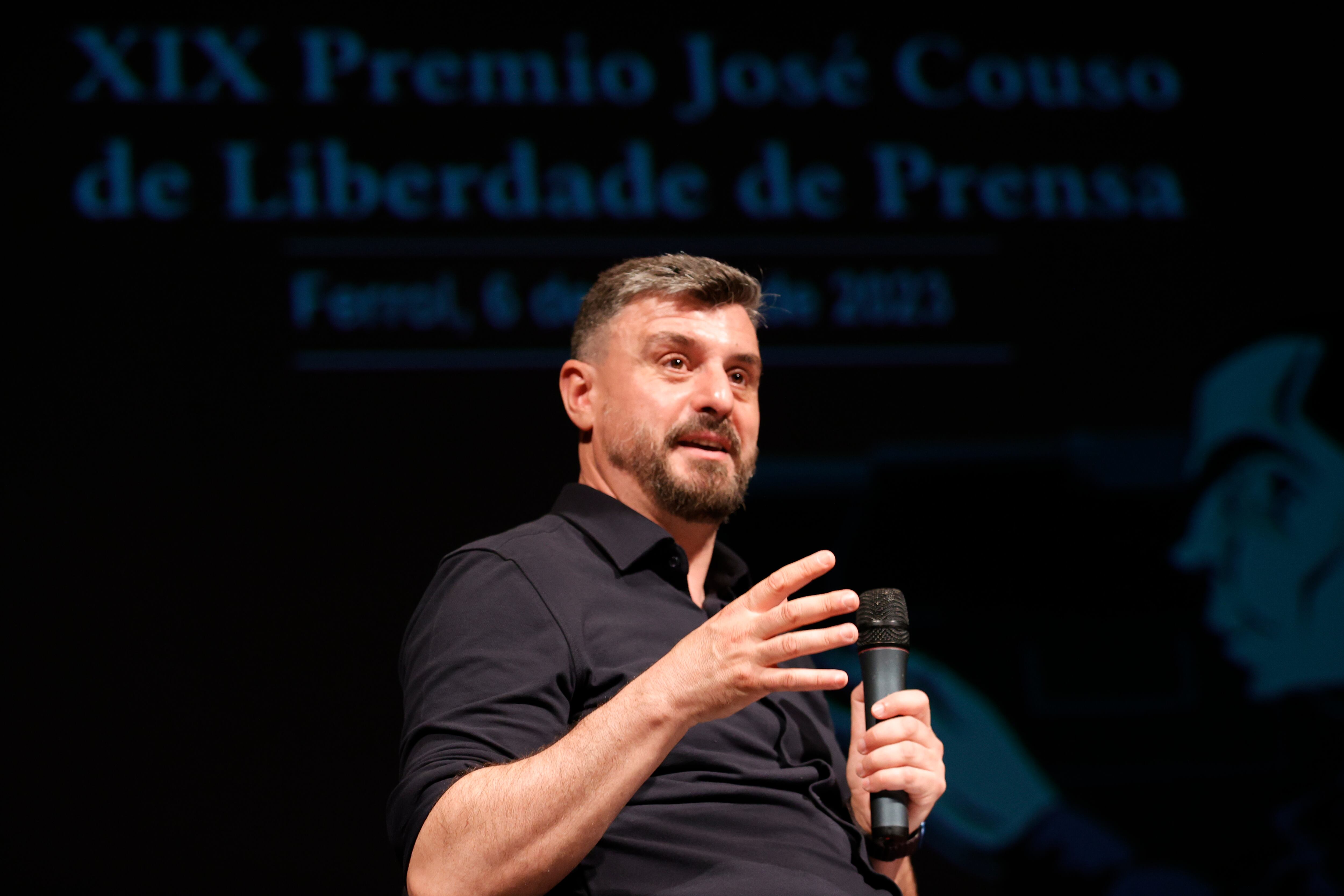 El periodista Marcos Méndez durante su intervención este sábado en la ceremonia de entrega del Premio José Couso de Libertad de Prensa, que otorga el Colexio Profesional de Xornalistas de Galicia y el Club de Prensa de Ferrol, en un acto que se celebra en el teatro Jofre, posterior a la ofrenda floral que se realiza en la estatua Ás Ceibes por la libertad de prensa. EFE/ Kiko Delgado