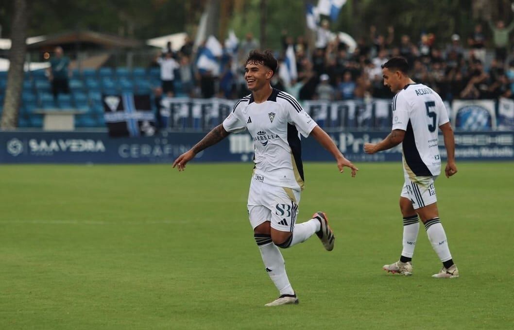 Marcos Peña celebra su primer gol con el Marbella.