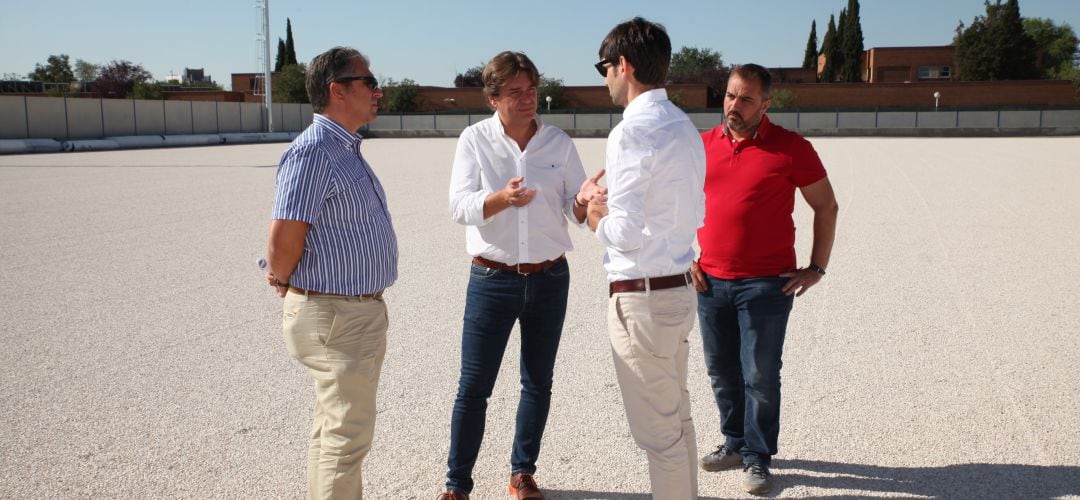 El alcalde Javier Ayala en los terrenos del campo