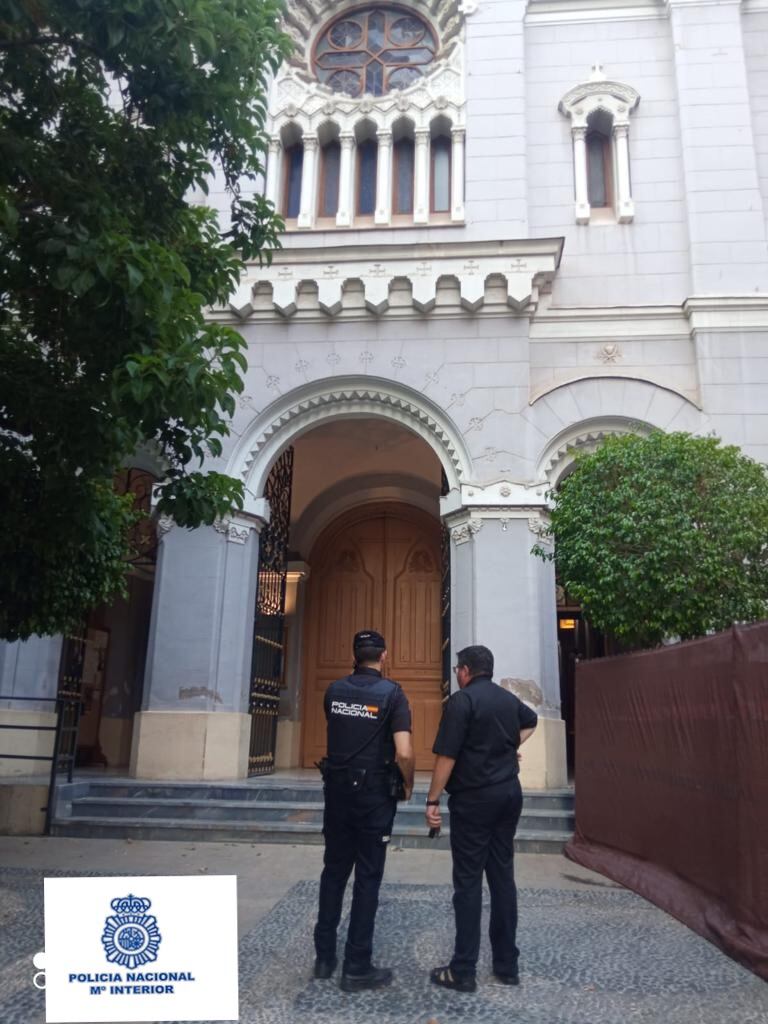 Agentes de la Policía Nacional a las puertas de la iglesia de San Bartolomé (Murcia)